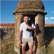 Chico joven, nativo de francés apto para todas las edades.